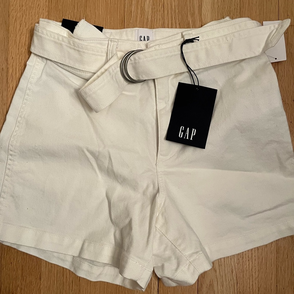 GAP White 4 inch high rise Jean shorts comes with a belt